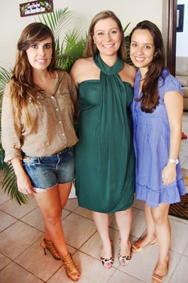 Aprazível tarde de “Chá-de-Bebê”: Karla Branquinho e Lígia de Paula ladeando a amiga e futura mamãe Ana Beatris Andrade